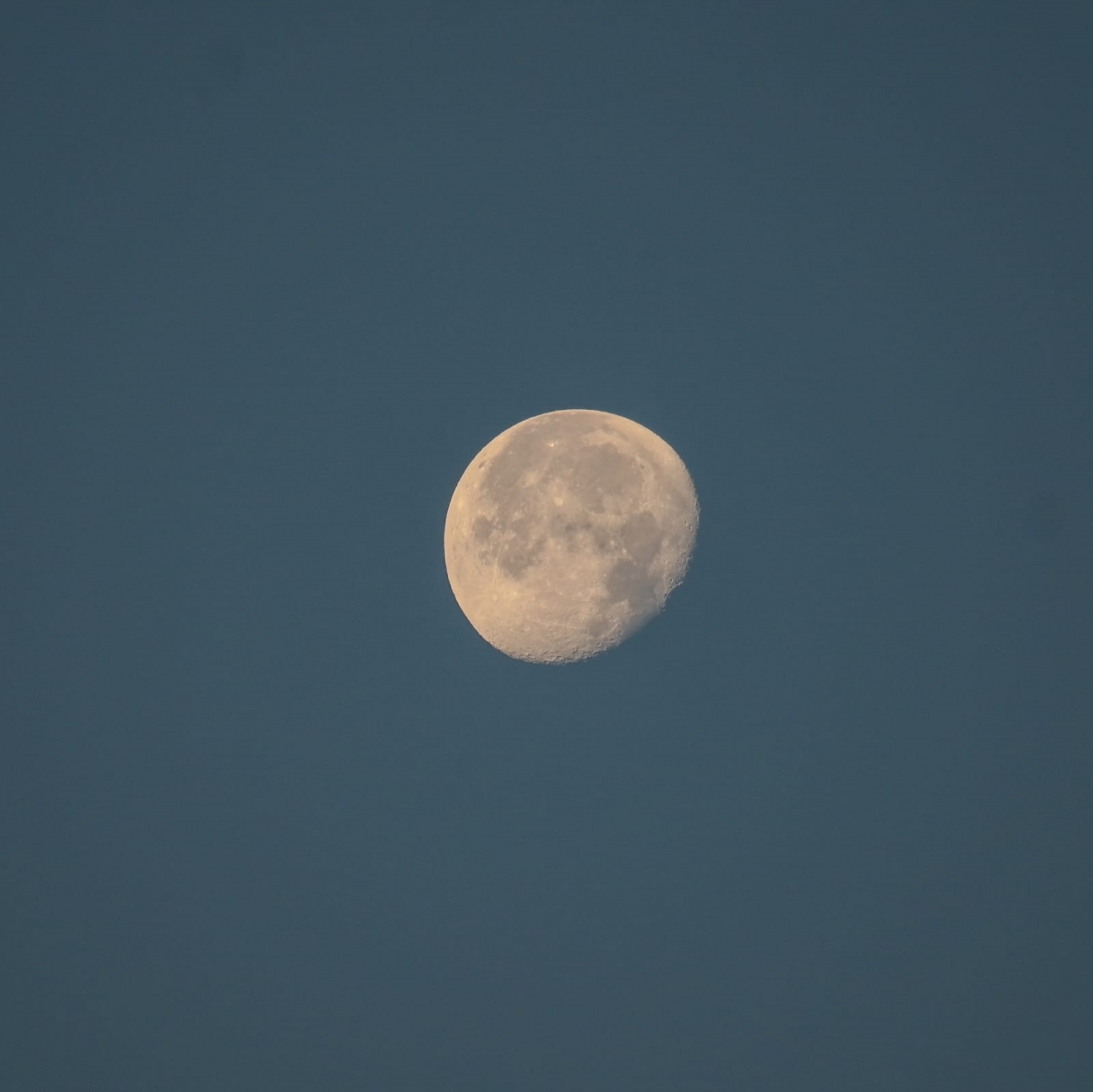 La luna, stamattina alle 6:15