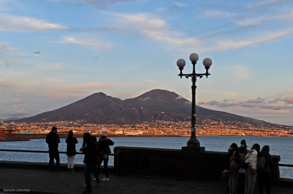 Osservando il Vesuvio