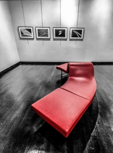 il divano rosso - presso mostra fotografica a Novara